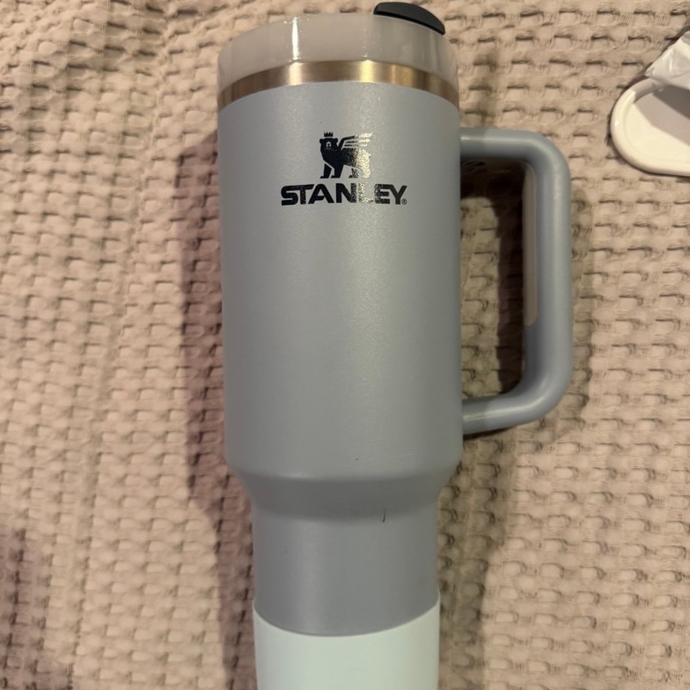 Stanley Travel Mug - Light Gray & White with Handle